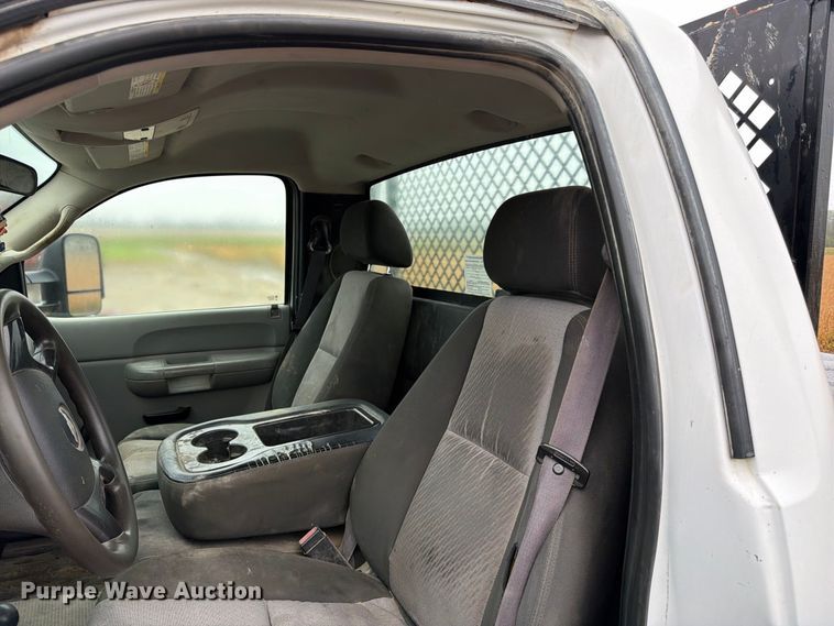 image for item DT3071 2009 Chevrolet Silverado 3500HD flatbed pickup truck