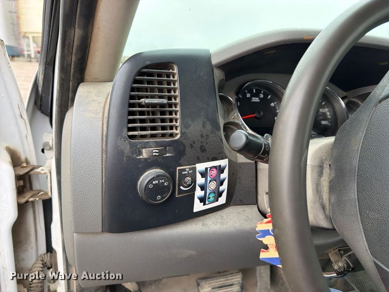 image for item DT3071 2009 Chevrolet Silverado 3500HD flatbed pickup truck