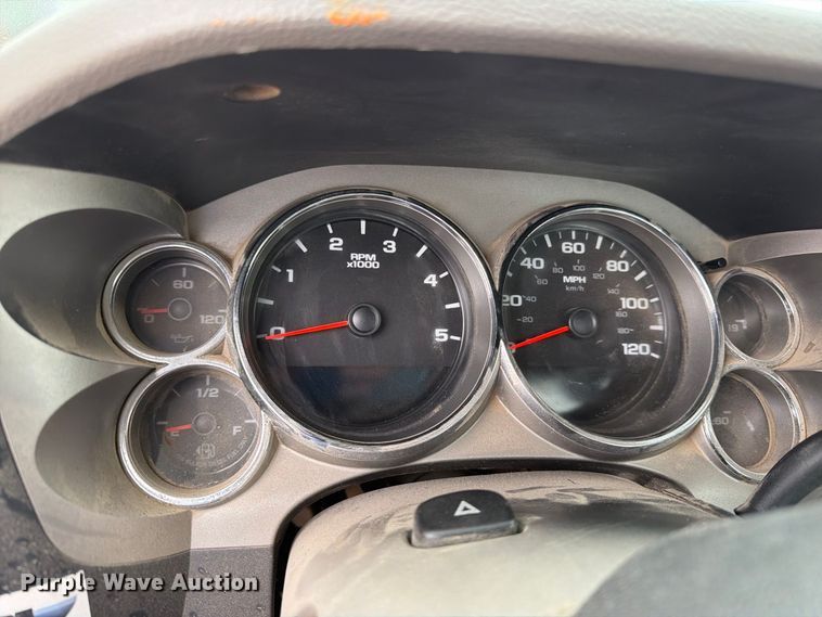 image for item DT3071 2009 Chevrolet Silverado 3500HD flatbed pickup truck