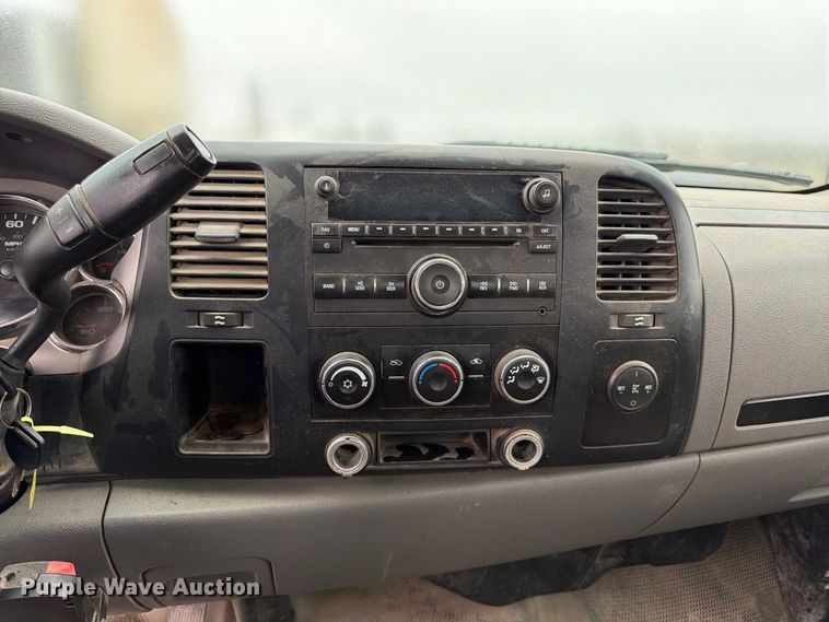 image for item DT3071 2009 Chevrolet Silverado 3500HD flatbed pickup truck