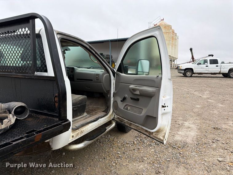 image for item DT3071 2009 Chevrolet Silverado 3500HD flatbed pickup truck