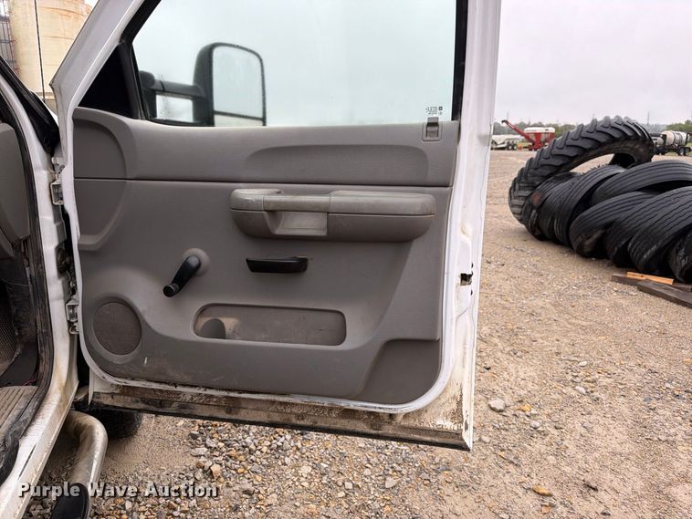 image for item DT3071 2009 Chevrolet Silverado 3500HD flatbed pickup truck