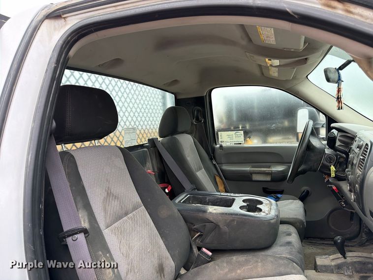 image for item DT3071 2009 Chevrolet Silverado 3500HD flatbed pickup truck