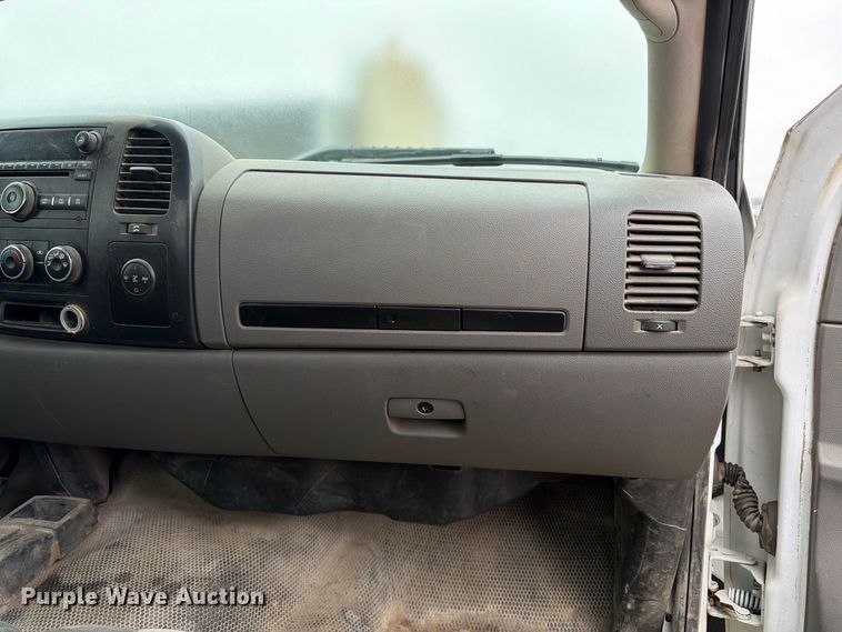 image for item DT3071 2009 Chevrolet Silverado 3500HD flatbed pickup truck