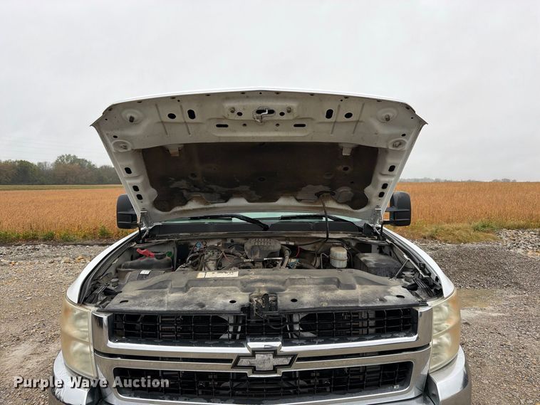 image for item DT3071 2009 Chevrolet Silverado 3500HD flatbed pickup truck