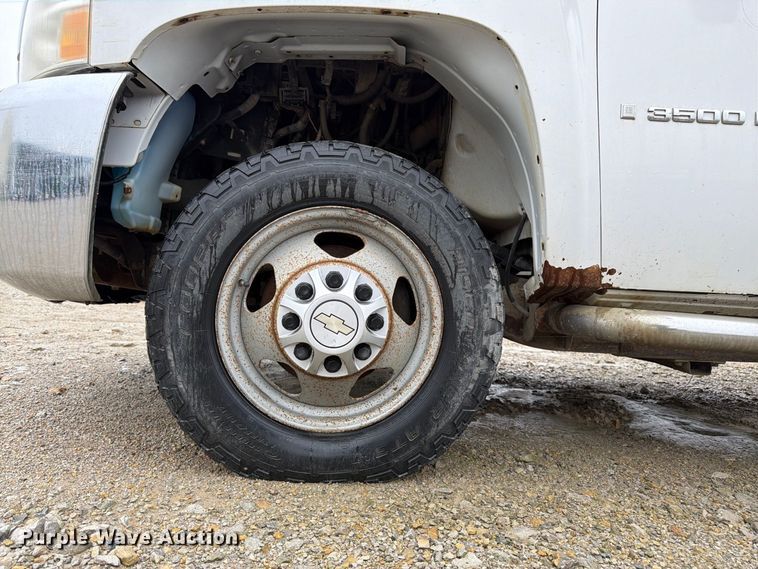 image for item DT3071 2009 Chevrolet Silverado 3500HD flatbed pickup truck