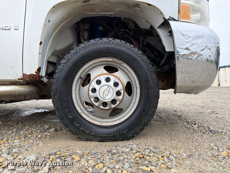 image for item DT3071 2009 Chevrolet Silverado 3500HD flatbed pickup truck