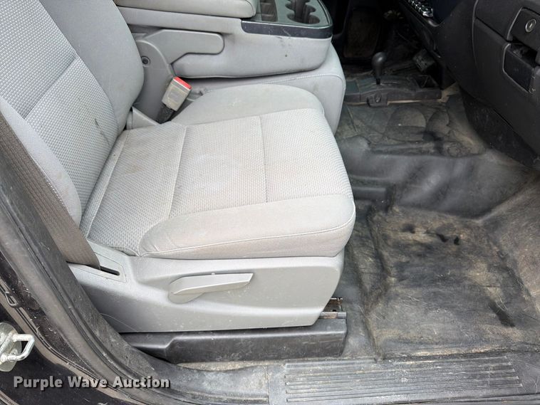 image for item DT3074 2016 GMC Sierra 3500HD Ext. Cab utility bed pickup truck