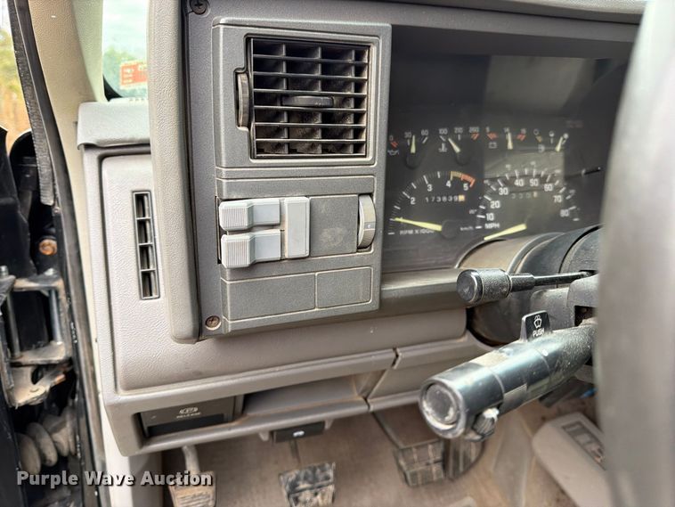 image for item DT3075 1992 Chevrolet K1500 pickup truck