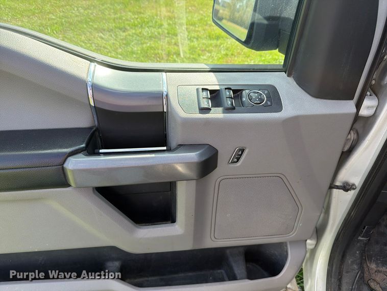 image for item DU8033 2016 Ford F150 XLT Crew Cab pickup truck