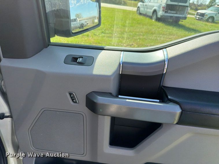 image for item DU8033 2016 Ford F150 XLT Crew Cab pickup truck