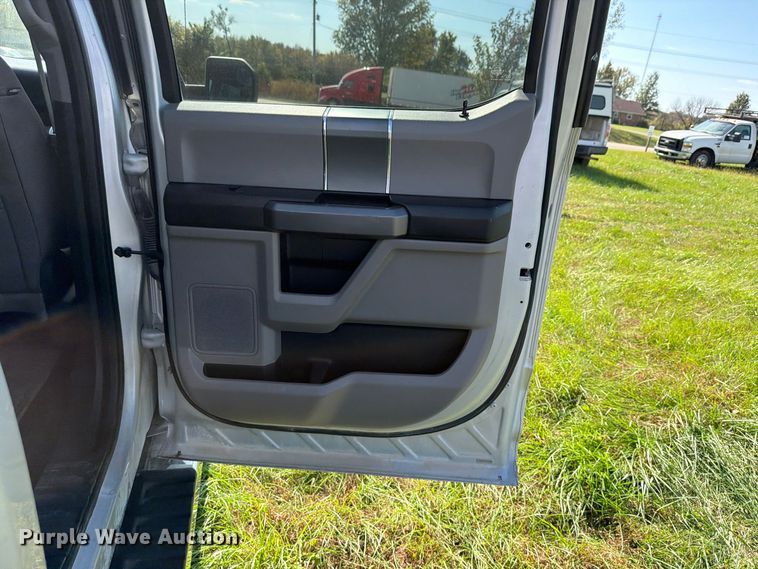 image for item DU8033 2016 Ford F150 XLT Crew Cab pickup truck