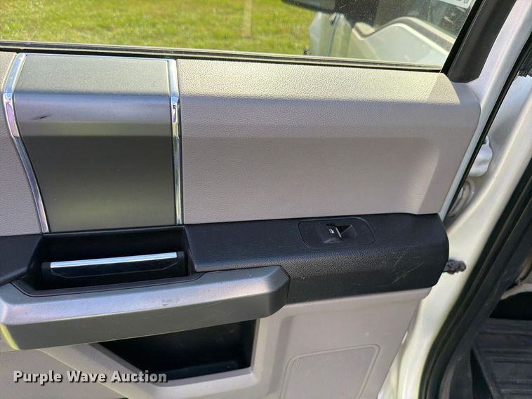 image for item DU8033 2016 Ford F150 XLT Crew Cab pickup truck