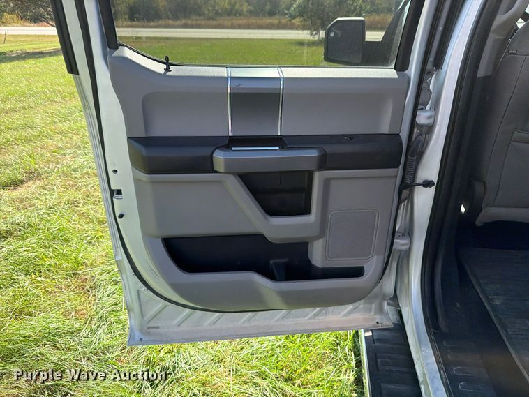 image for item DU8033 2016 Ford F150 XLT Crew Cab pickup truck