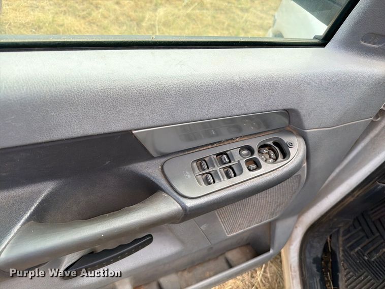 image for item DV8612 2003 Dodge Ram 2500 Crew Cab pickup truck