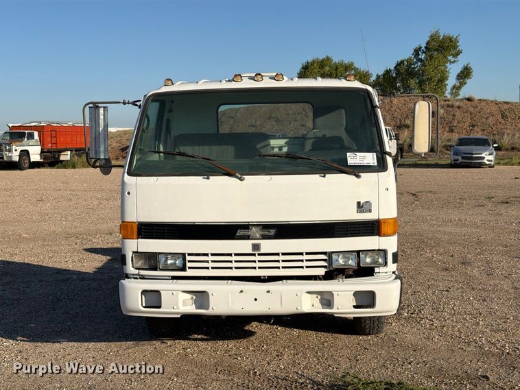 image for item DV8743 1994 Chevrolet Tiltmaster W4 truck cab and chassis
