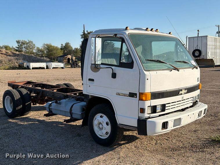 image for item DV8743 1994 Chevrolet Tiltmaster W4 truck cab and chassis