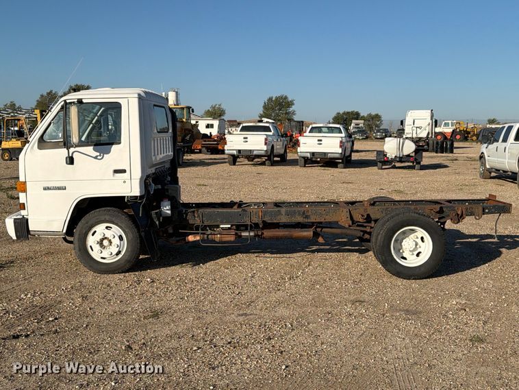 image for item DV8743 1994 Chevrolet Tiltmaster W4 truck cab and chassis
