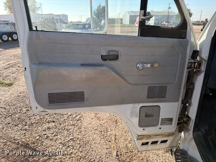 image for item DV8743 1994 Chevrolet Tiltmaster W4 truck cab and chassis