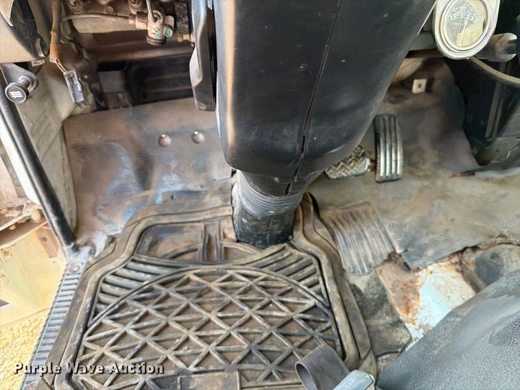 image for item DV8743 1994 Chevrolet Tiltmaster W4 truck cab and chassis