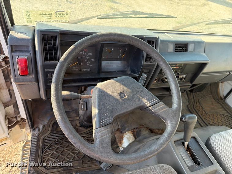 image for item DV8743 1994 Chevrolet Tiltmaster W4 truck cab and chassis