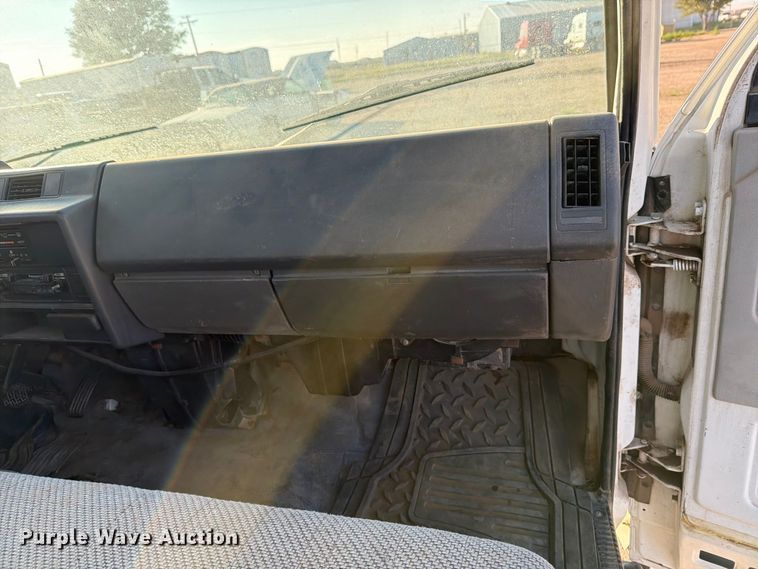 image for item DV8743 1994 Chevrolet Tiltmaster W4 truck cab and chassis