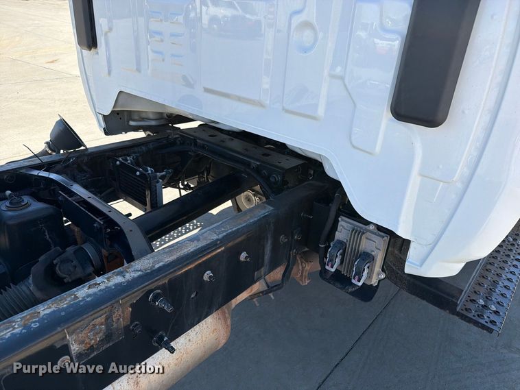 image for item ED0071 2019 Chevrolet Silverado 5500 truck cab and chassis