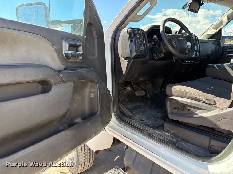 image for item ED0071 2019 Chevrolet Silverado 5500 truck cab and chassis
