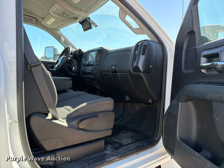 image for item ED0071 2019 Chevrolet Silverado 5500 truck cab and chassis
