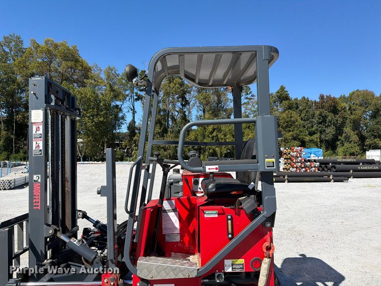 image for item EF1460 2006 Moffett M55P forklift