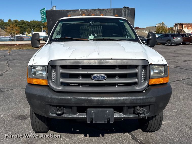 image for item EN3981 2001 Ford F550 Super Duty flatbed truck