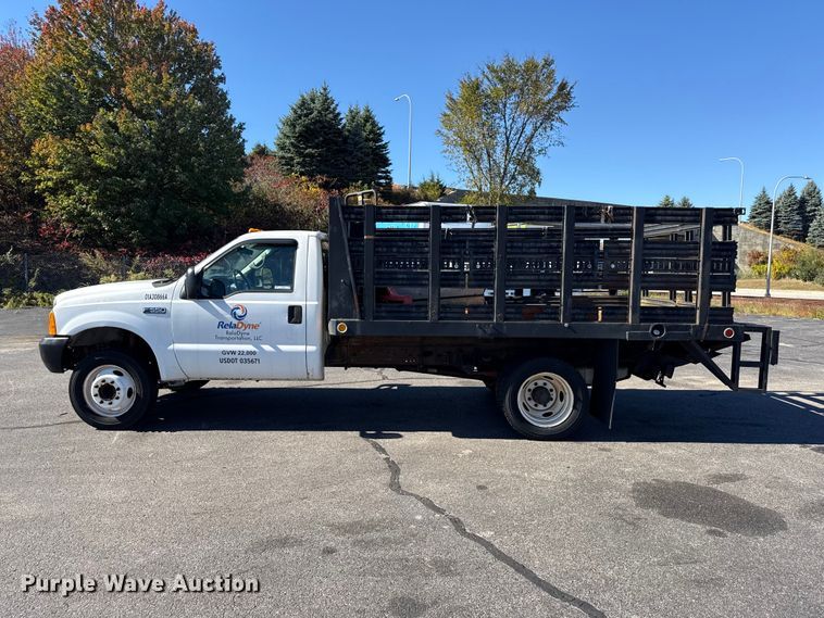 image for item EN3981 2001 Ford F550 Super Duty flatbed truck