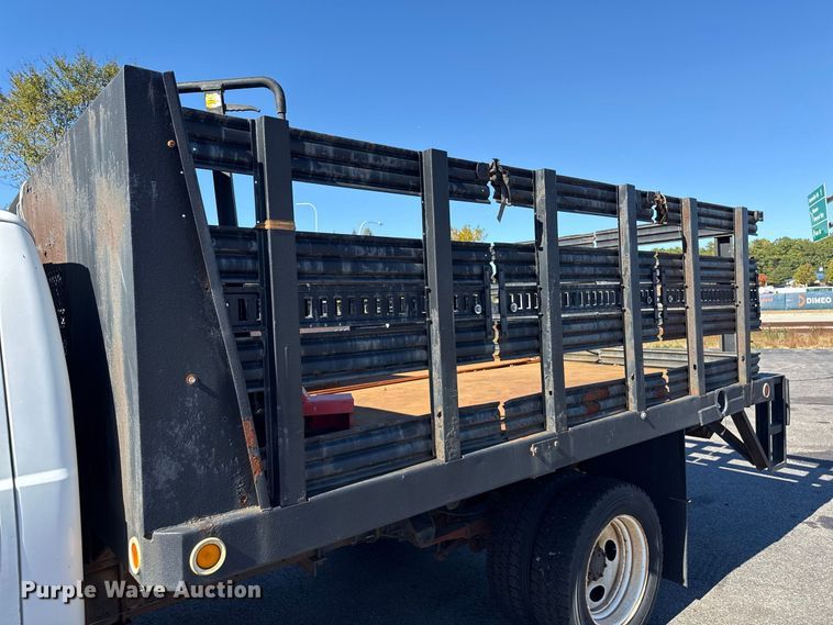 image for item EN3981 2001 Ford F550 Super Duty flatbed truck