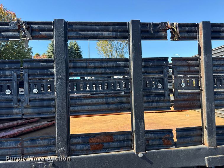 image for item EN3981 2001 Ford F550 Super Duty flatbed truck