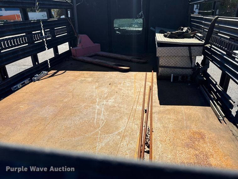 image for item EN3981 2001 Ford F550 Super Duty flatbed truck
