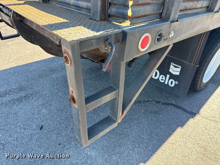 image for item EN3981 2001 Ford F550 Super Duty flatbed truck