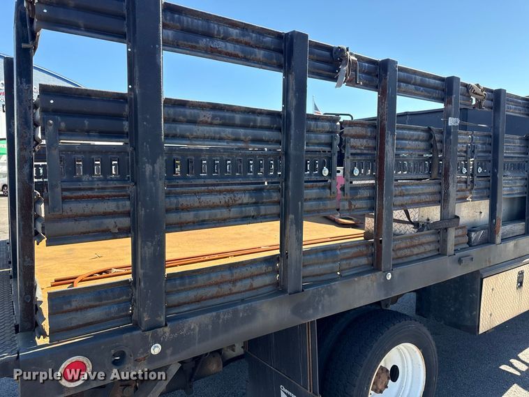 image for item EN3981 2001 Ford F550 Super Duty flatbed truck