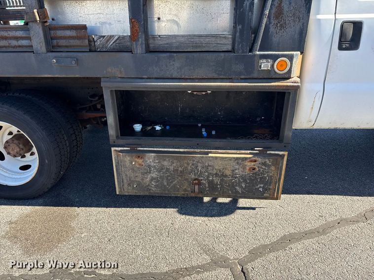 image for item EN3981 2001 Ford F550 Super Duty flatbed truck
