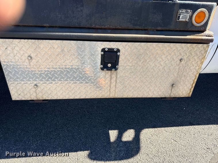 image for item EN3981 2001 Ford F550 Super Duty flatbed truck