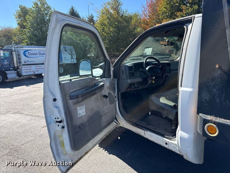 image for item EN3981 2001 Ford F550 Super Duty flatbed truck