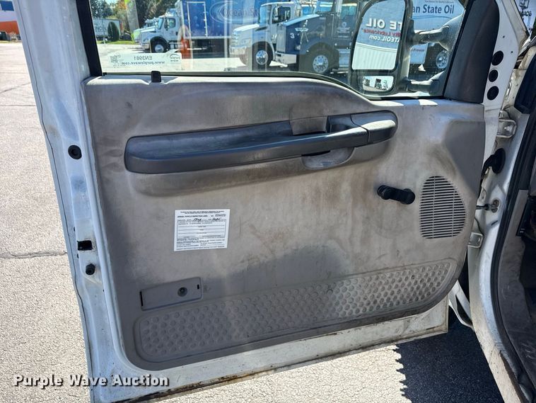 image for item EN3981 2001 Ford F550 Super Duty flatbed truck