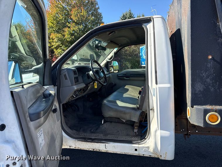 image for item EN3981 2001 Ford F550 Super Duty flatbed truck