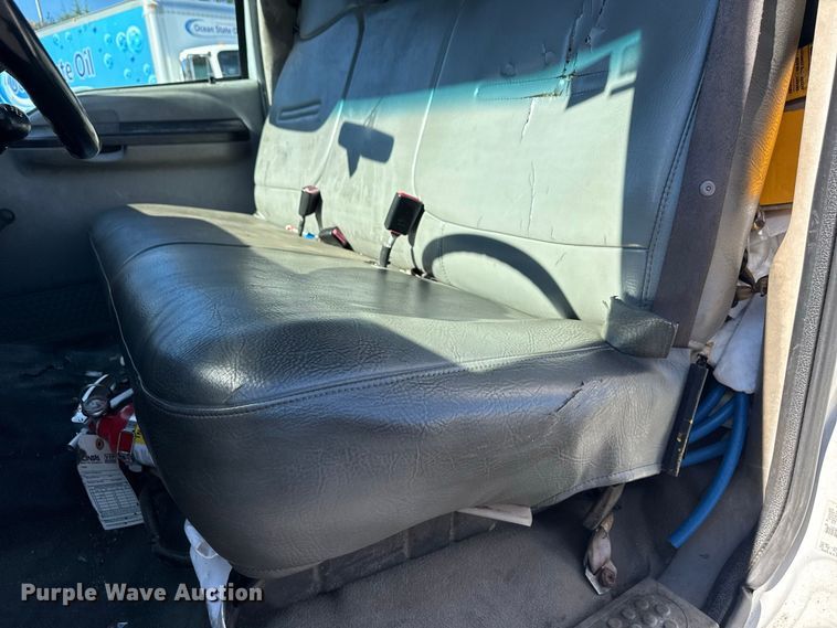 image for item EN3981 2001 Ford F550 Super Duty flatbed truck