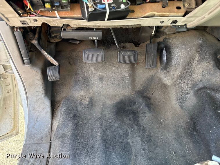 image for item EN3981 2001 Ford F550 Super Duty flatbed truck