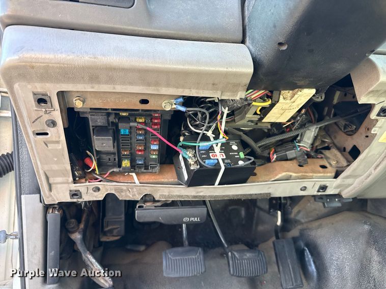 image for item EN3981 2001 Ford F550 Super Duty flatbed truck