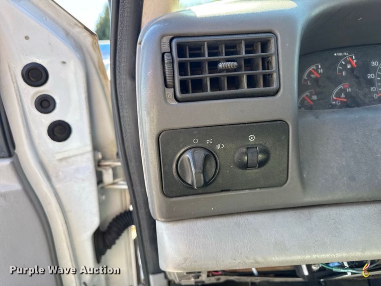 image for item EN3981 2001 Ford F550 Super Duty flatbed truck