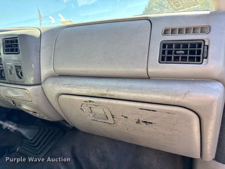 image for item EN3981 2001 Ford F550 Super Duty flatbed truck