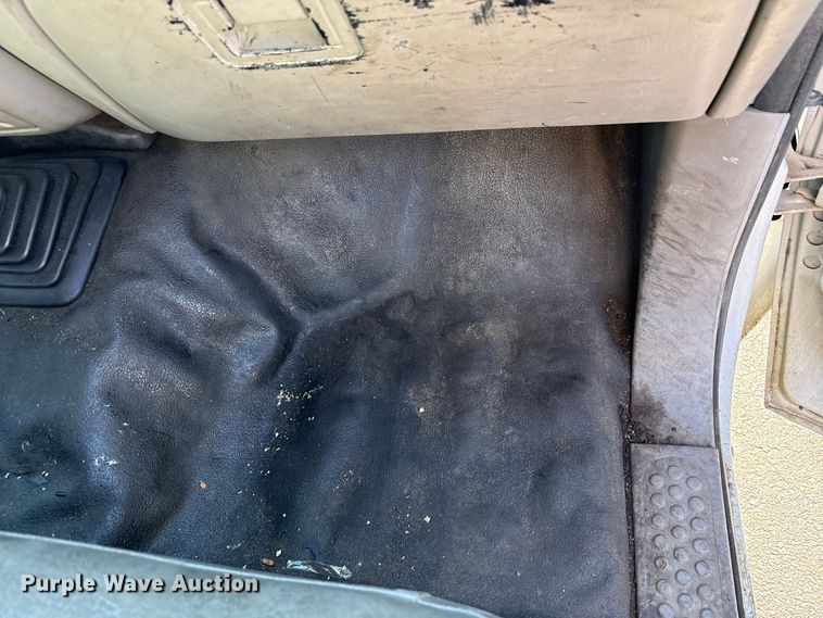 image for item EN3981 2001 Ford F550 Super Duty flatbed truck