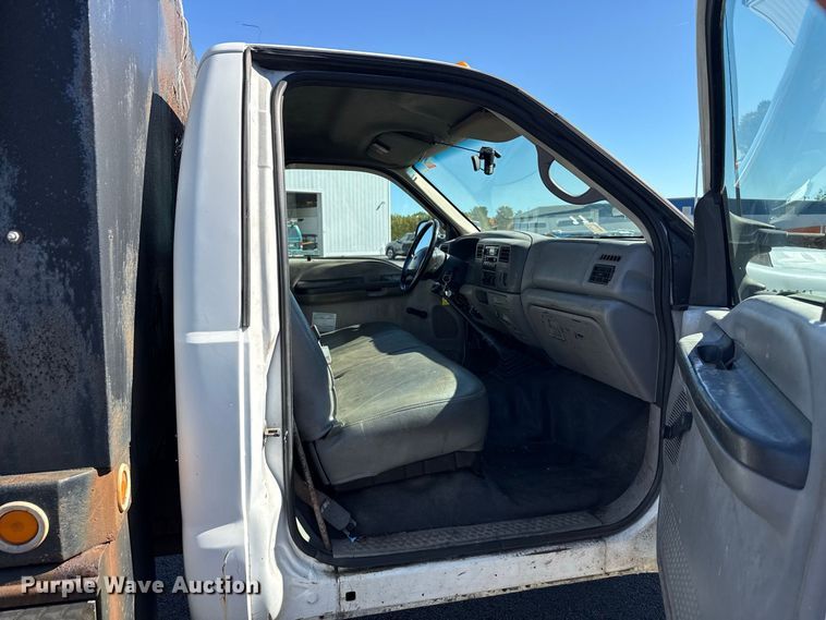 image for item EN3981 2001 Ford F550 Super Duty flatbed truck