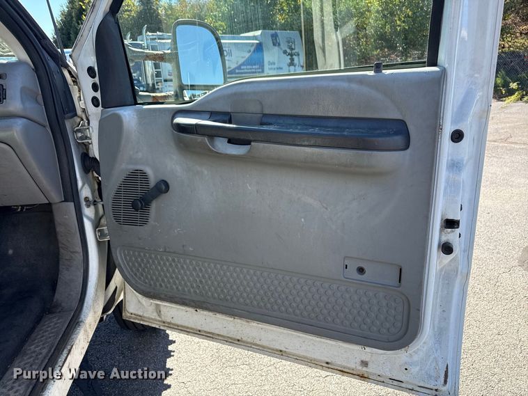 image for item EN3981 2001 Ford F550 Super Duty flatbed truck